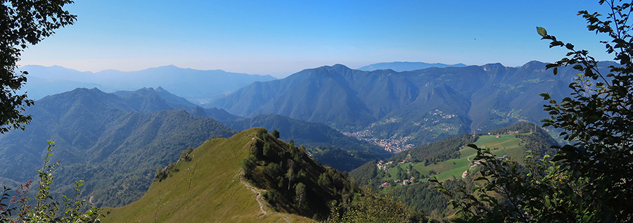 Dal Monte Gioco vista sull'anticima e verso Val Brembana (S.Pellegrino - Zogno)